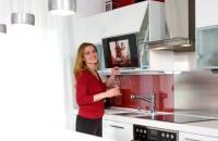 Alta tecnología: pantallas de TV en los muebles de cocina